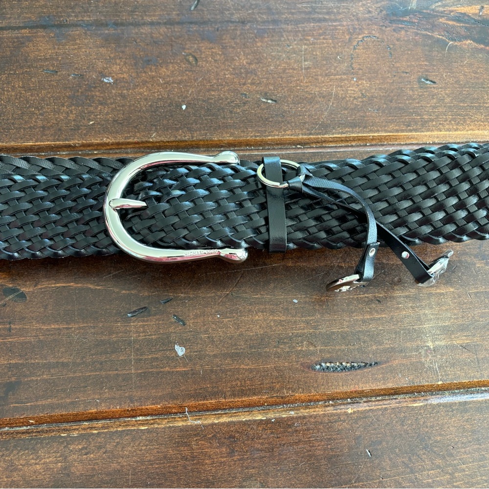 MICHAEL Michael Kors size M 100% leather belt